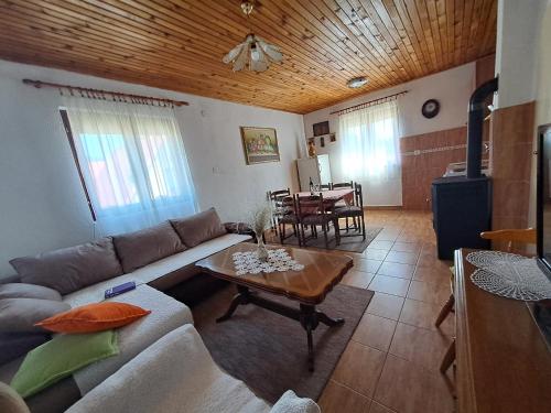 ein Wohnzimmer mit einem Sofa und einem Tisch in der Unterkunft Vikendica Borje in Žabljak