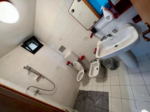 uma casa de banho com um lavatório e um WC em Open Space Il Rifugio em San Silvestro