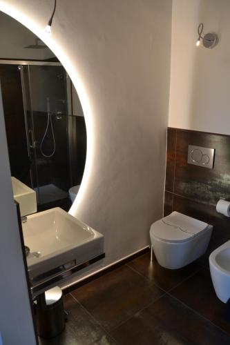 トゥスカーニアにあるcase vacanza Il Castelloのバスルーム(洗面台、トイレ、鏡付)