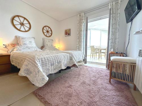 Ένα ή περισσότερα κρεβάτια σε δωμάτιο στο Golf View Apartment