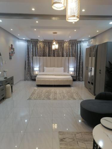 sypialnia z dużym łóżkiem w pokoju w obiekcie غرفة بمساحة واسعة حي الرمال w Rijadzie