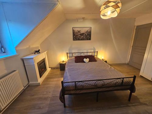 1 dormitorio con 1 cama en una habitación con escalera en Maison familiale, 3 chambres, jardin et parking privé en Montigny-en-Gohelle