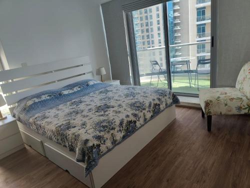 een slaapkamer met een bed en een groot raam bij 1BR apartment, Stunning Dubai Marina view, 5 min walk to JBR beach, 30 sec walk to tram and bus stations in Dubai