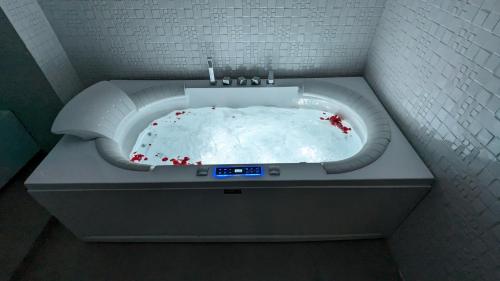 een bad met bloed in de badkamer bij Hotel Sabhekar in Gumla
