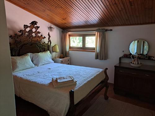 Uma cama ou camas num quarto em Quinta de Carcavelos Agroturismo e Enoturismo