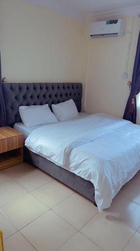 1 dormitorio con 1 cama con cabecero azul en Two bedroom apartment in ikeja, en Ikeja
