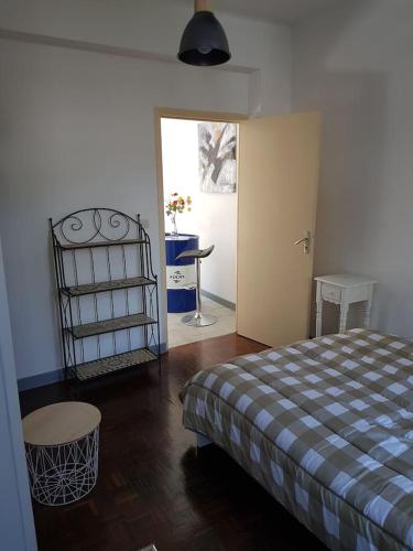 - une chambre avec un lit, une table et une porte dans l'établissement F1 centre ville, à Bohain-en-Vermandois