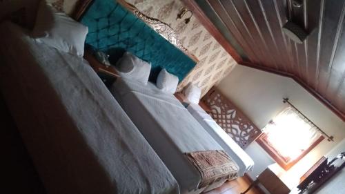 an overhead view of two beds in a room at Tarihi Küçükağa Konağı in Aksehir