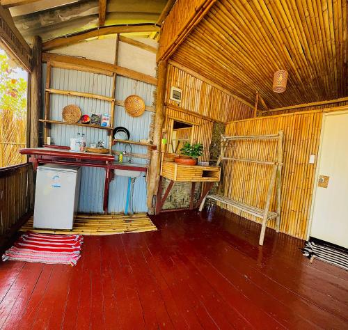 een grote kamer met een houten vloer en een tafel in een schuur bij Deep House Sea View in Koh Lanta