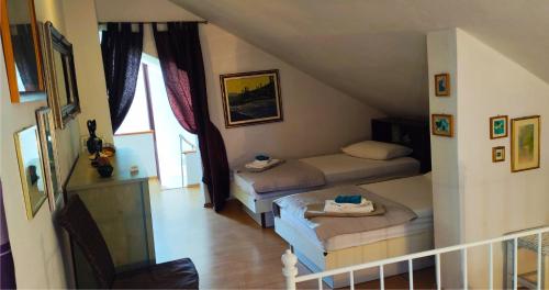 een kamer met 2 bedden op een zolder bij Isolated Villa Terna -Big Garden-Pool-Dalmatia in Slime