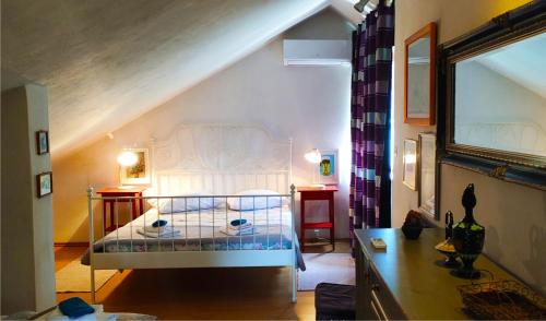 een slaapkamer met een wit bed op zolder bij Isolated Villa Terna -Big Garden-Pool-Dalmatia in Slime