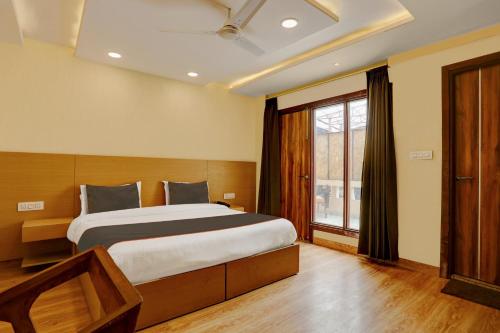 Un dormitorio con una cama grande y una ventana en Collection O Hotel Orange Regency, en Dehradun