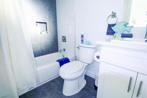 y baño con aseo, lavabo y ducha. en 4BR/4BR modern house at Mid-city en Los Ángeles