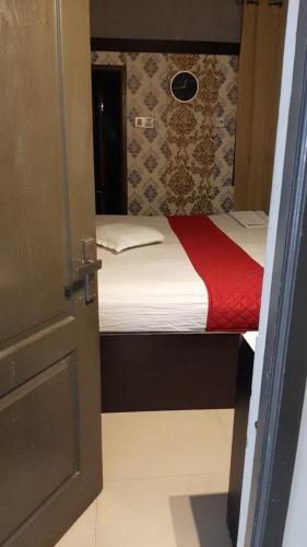 Una cama o camas en una habitación de Royal Mughal