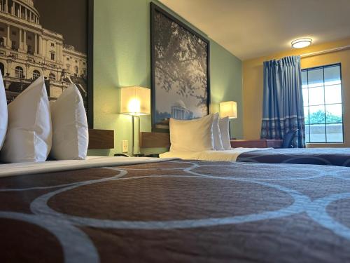 Кровать или кровати в номере Super 8 by Wyndham WestEnd Alexandria,VA Washington DC Area