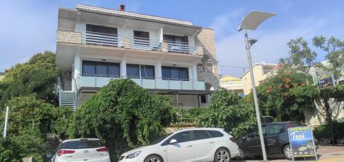 two cars parked in front of a building at Apartments Toni in Primošten
