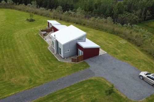 una vista aérea de una casa pequeña en un campo en Stunning house - amazing scenery en Hvolsvöllur