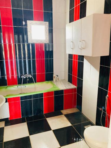 y baño con azulejos rojos en blanco y negro. en BEN Wanes, 