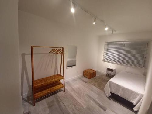 sypialnia z lustrem i łóżkiem w obiekcie ALTO PADRÃO centro de Criciúma w mieście Criciúma