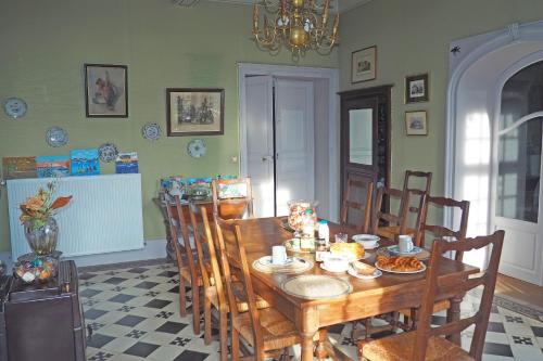 comedor con mesa de madera y sillas en Gentilhommière de Lurcy le Bourg, en Lurcy-le-Bourg