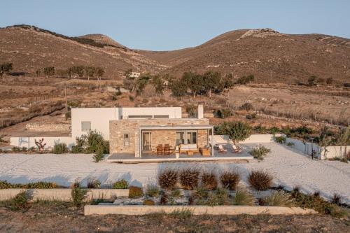 una casa nel deserto con montagne sullo sfondo di Sunshine villa a Mikri Vigla