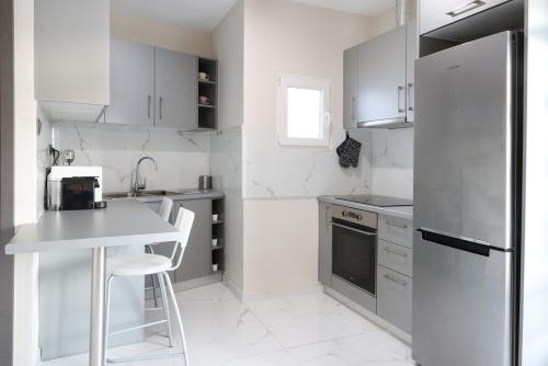 - une cuisine blanche avec un comptoir et un évier dans l'établissement The Terrace Kiss, à Athènes