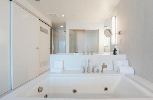 フォート・ローダーデールにあるBeachfront-Spacious W Residenceの洗面台と鏡のある白いバスルーム