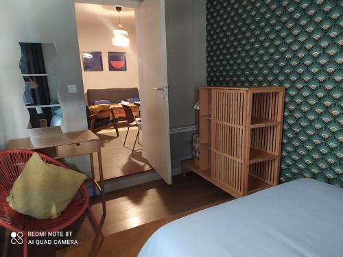 een kamer met een bed, een bureau en een tafel bij Bel appartement dans centre historique avignon in Avignon