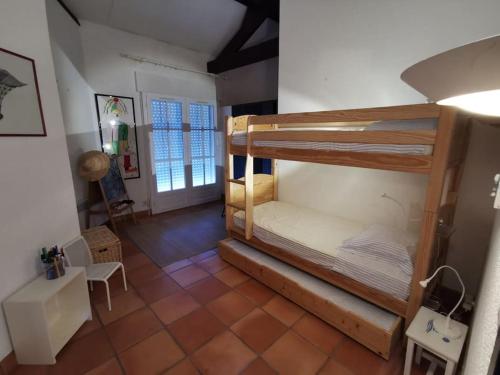 a room with two bunk beds in it at Villa sur la dune, superbe vue, jacuzzi, piscine chauffée in La Teste-de-Buch