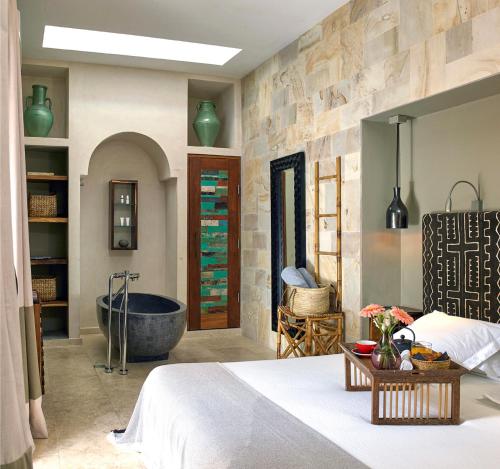 una camera con vasca e un letto di The Giri Residence a San Juan Bautista