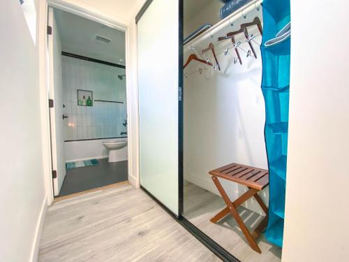 洛杉磯的住宿－Stylish 3 BR/3BR family house，一间带卫生间和滑动玻璃门的浴室