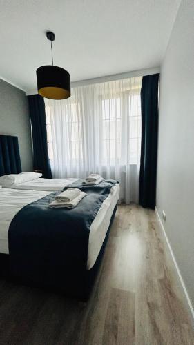 Een bed of bedden in een kamer bij Sopot Marina Beachside Apartments