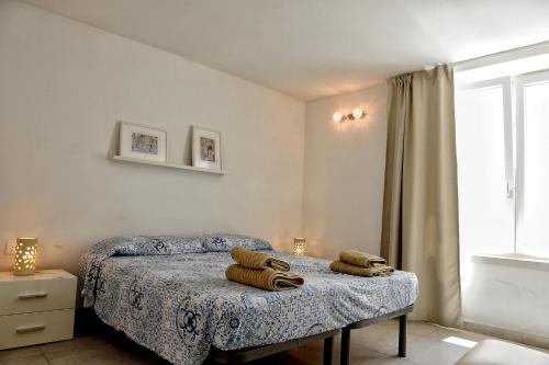 レウカにあるVilla Vanissiaのベッドルーム1室(ベッド1台、タオル付)