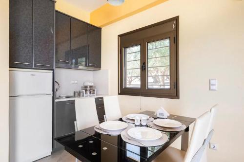 Dapur atau dapur kecil di Peroulia Bay View Studio