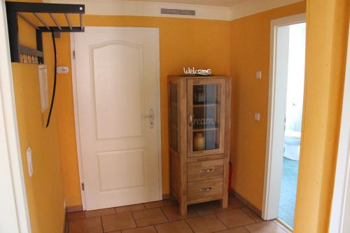 einen Flur mit einer Tür und einem Schrank in einem Zimmer in der Unterkunft Ferienunterkünfte Familie Berger in Dessau