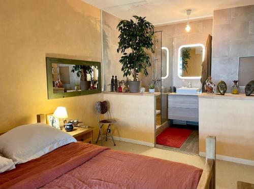 um quarto com uma cama e uma casa de banho com um lavatório em Duplex Paris & Parc des Princes em Boulogne-Billancourt