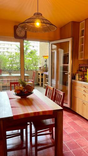 une cuisine avec une table en bois et des chaises ainsi qu'une salle à manger dans l'établissement Duplex Paris & Parc des Princes, à Boulogne-Billancourt