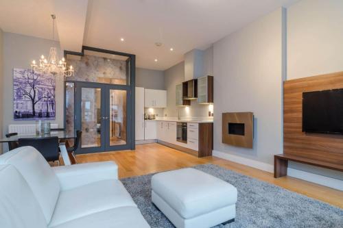Μια τηλεόραση ή/και κέντρο ψυχαγωγίας στο Fitzrovia Mansion Apartments in Belfast's Cathedral Quarter