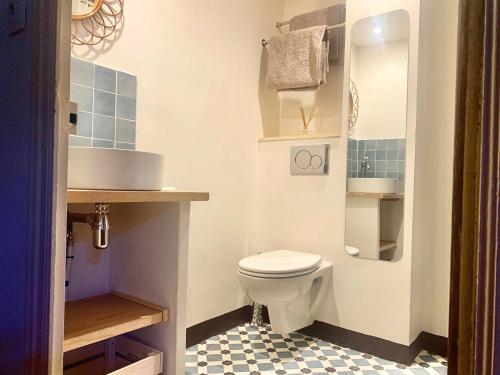 une salle de bain avec toilettes et lavabo dans l'établissement La Demeure du Pont Vieux, à Collobrières