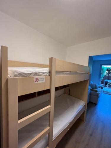 Ce dortoir comprend des lits superposés. dans l'établissement Studio Bord de Mer Boulouris à Saint Raphael, à Saint-Raphaël