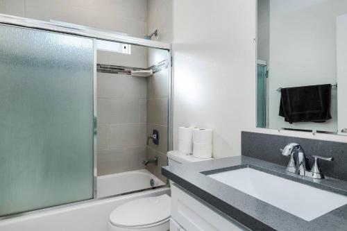 Un baño de Stylish 4 BR house near Korea Town (Central LA)