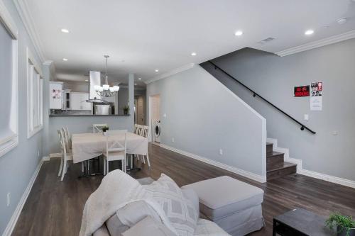 Una cama o camas en una habitación de Stylish 4 BR house near Korea Town (Central LA)