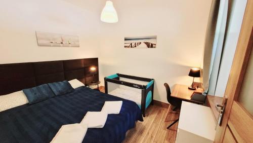 Tempat tidur dalam kamar di PaPaJa Całoroczny Apartament na Wyspie Sobieszewskiej