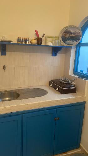 una cucina con lavandino e piano di lavoro di BLUE RIAD a Safi