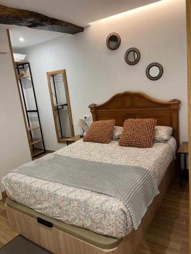 ein Schlafzimmer mit einem Bett mit zwei Kissen darauf in der Unterkunft Bonito apartamento en el centro de Pontedeume. in Puentedeume
