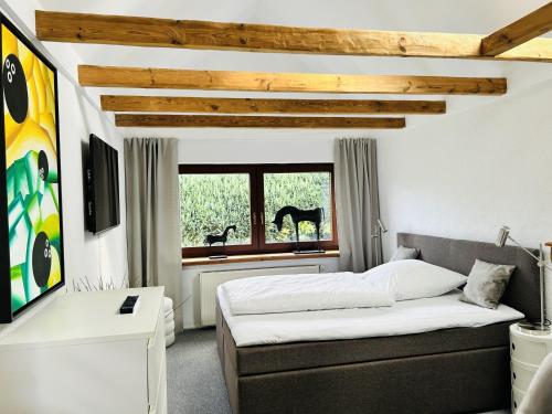 een slaapkamer met een bed en een raam bij Ferienhaus in Rostock - Brinckmansdorf in Rostock