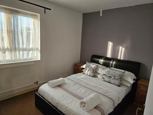 Un pat sau paturi într-o cameră la Flat in Camden Town