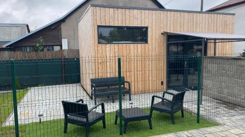 un grupo de sillas frente a una casa en Tiny House, en Pardubice