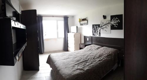 馬德普拉塔的住宿－casa ana y teo，一间小卧室,配有床和窗户