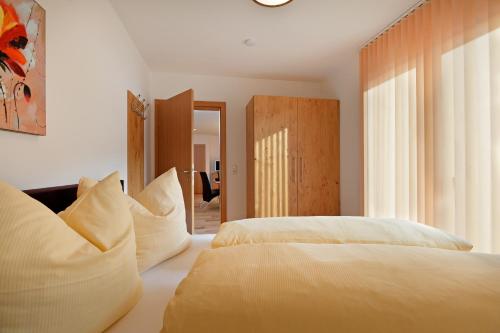 una camera con due letti e uno specchio di Appartement Bergblick a Westendorf